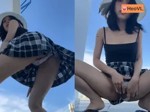 Em người yêu dâm đi đi chơi nhưng cũng không quên quay clip show hàng cho fans xem