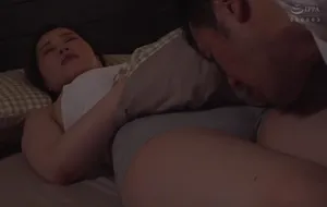 3 ngày anh xã đi làm ăn, bà xã ở nhà nữa đêm bị bố chồng yêu mò vào phòng