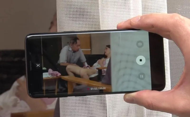 Bạn gái của con trai gian díu với bố ông xã bị gã sếp khu phố phát hiện