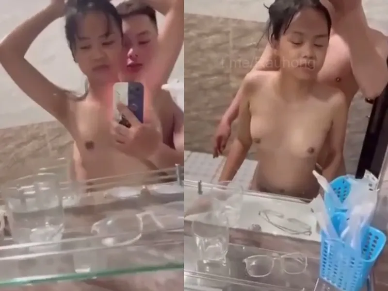 Dáng mảnh em cùng anh bồ nắc trước gương quay kỉ niệm